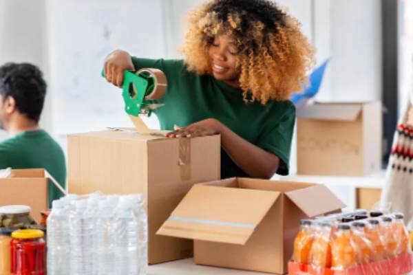 Đóng gói đồ ăn để giao tới tay khách hàng online (Nguồn: Internet) - Kinh doanh đồ ăn vặt online