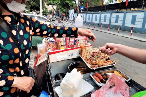 Những gánh hàng rong trên các mặt đường (Nguồn: Internet)